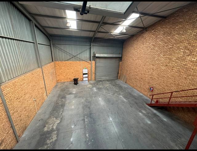 300M² WAREHOUSE TO LET IN CROWN